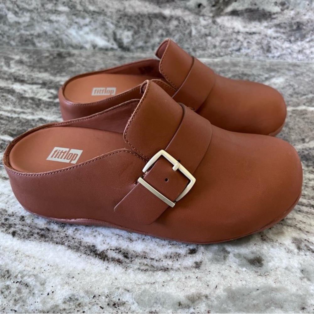 New w/o box! Fitflop Shuv Cognac leather buckle clog. Size 5 US